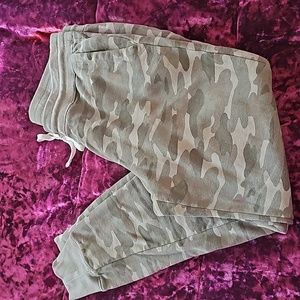 Amazon Essentials camo joggers M